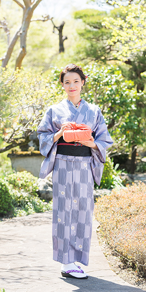民族衣装であり、日本女性の美しさを最も際立たせる和服姿